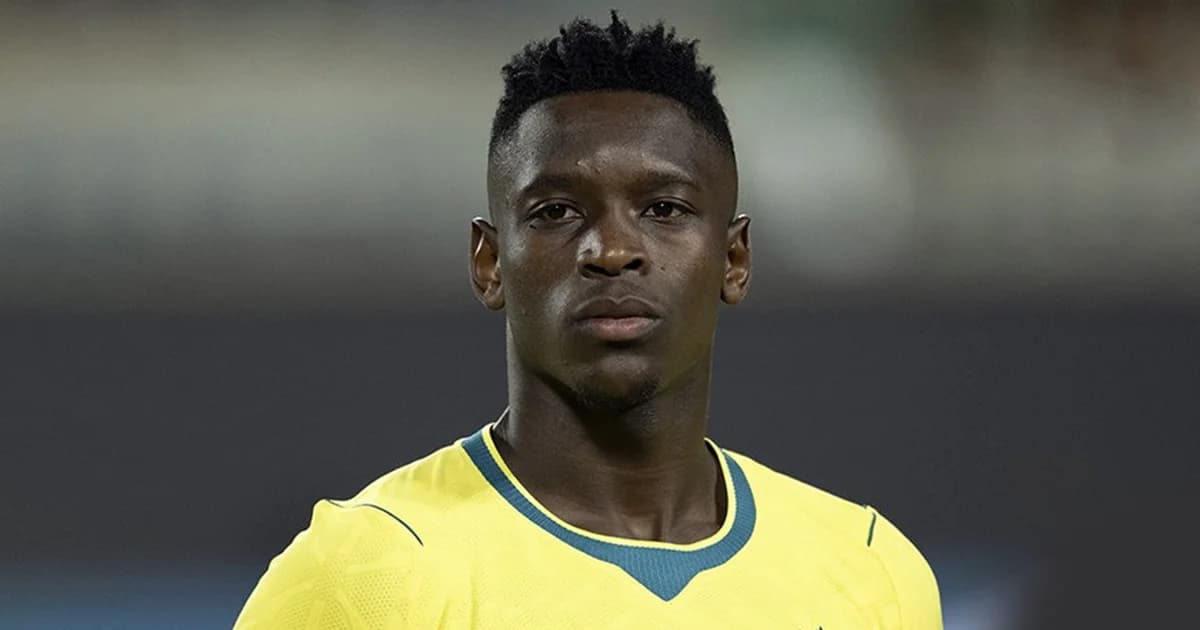 Jogador da seleção em treino recebe citação judicial no gramado do estádio, ambiente tenso e jurídico.