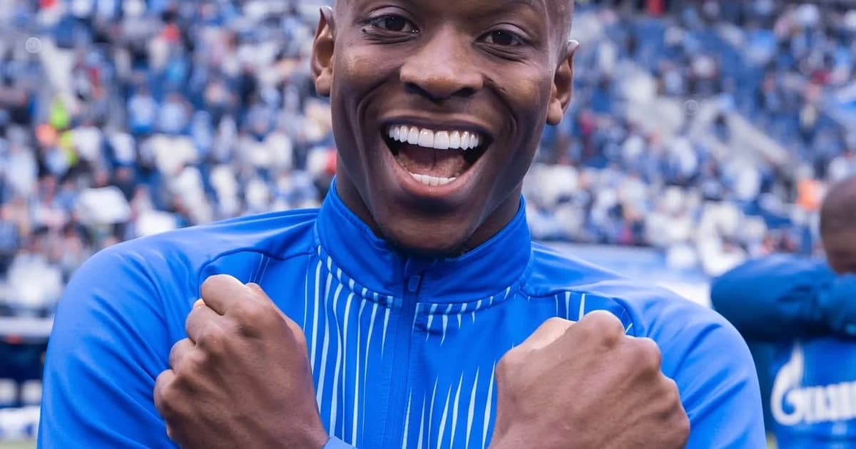 Jogador anônimo em estádio ao entardecer, contratos flutuando e coletiva ao fundo — interesse do clube e possível transferência.