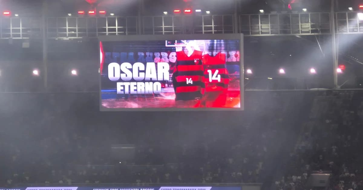 Ilustração do Maracanã à noite: torcida rubro-negra em silêncio, telão com 'Eterno' e jogadores alinhados em homenagem a Oscar Schmidt
