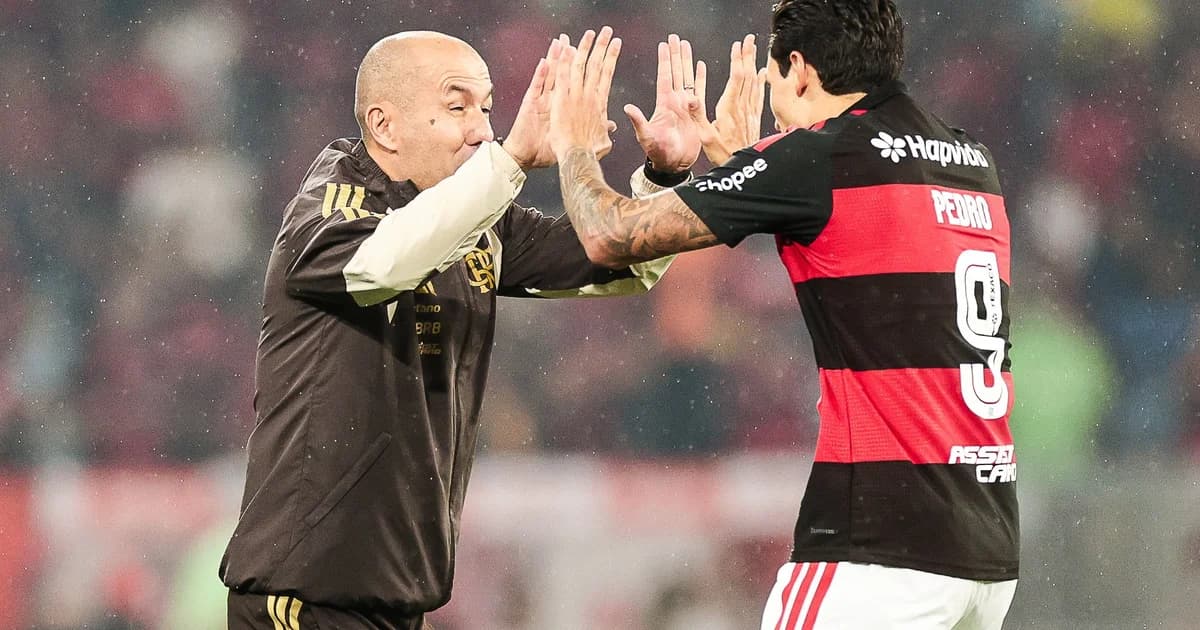 Atacante comemora 100º gol no Maracanã, torcida em êxtase, confetes e placar com “100” ao fundo