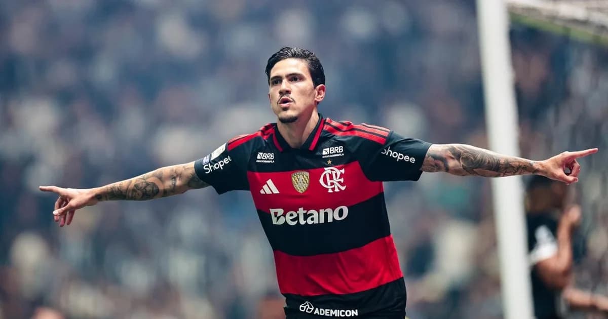 Atacante celebrando gol em estádio, olheiros nas arquibancadas e calendário com dia 18 sugerindo convocação.