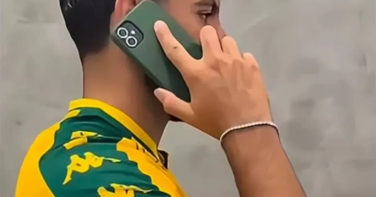 Ilustração editorial de jogador em camisa amarela e verde comemorando retorno ao Cuiabá, estádio lotado, missão pelo acesso
