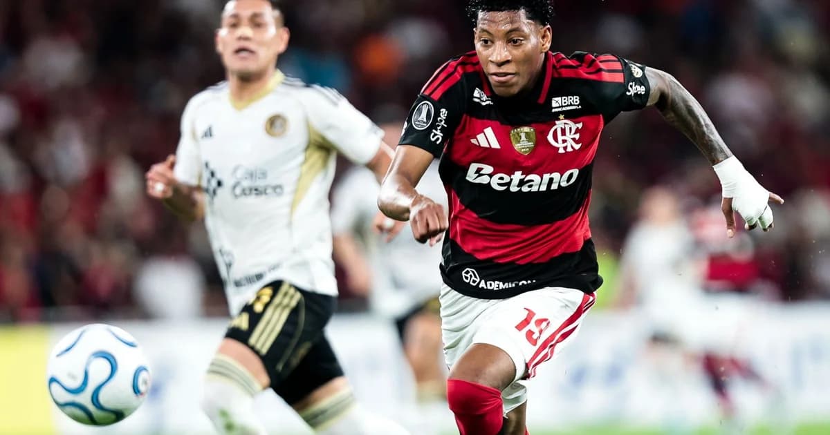 Atacante equatoriano genérico correndo na estreia da seleção na Copa, estádio da Filadélfia iluminado, torcida e ação de jogo.
