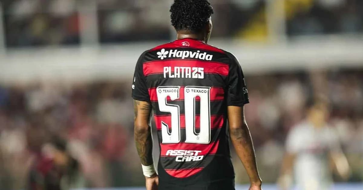 Jogador anônimo isolado no campo, cercado por celulares e balões de ódio nas redes sociais; torcida hostil ao fundo.
