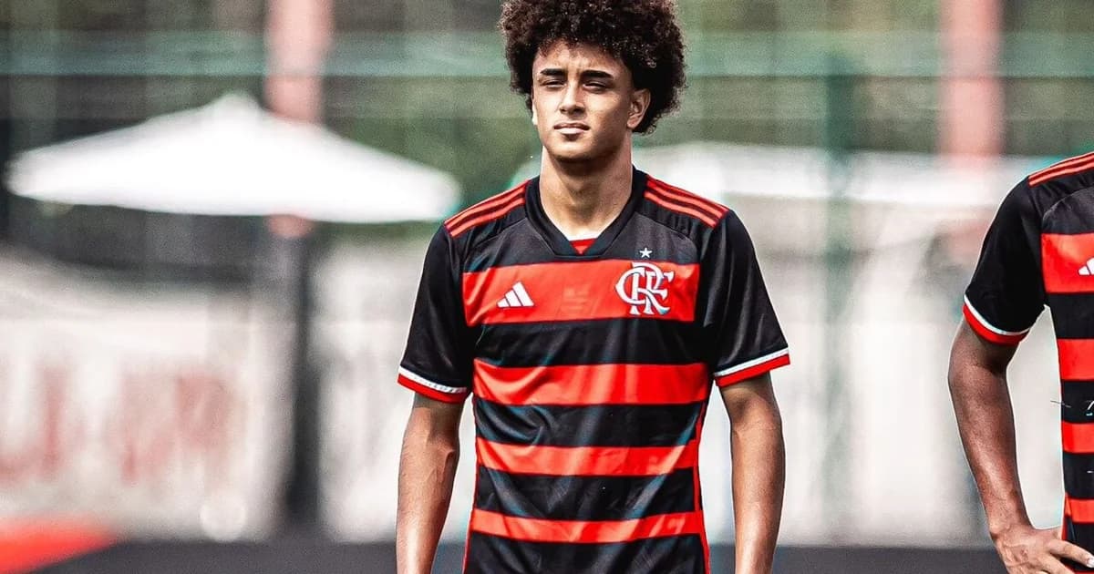 Ilustração editorial: jovem atacante de 18 anos de costas no estádio segurando contrato, tensão sobre renovação com o Flamengo.