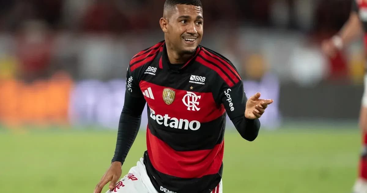 Atacante em novo posicionamento recebendo a bola em estádio com torcida e técnico ao fundo; evolução tática e participação ofensiva (Samuel Lino, Flamengo)