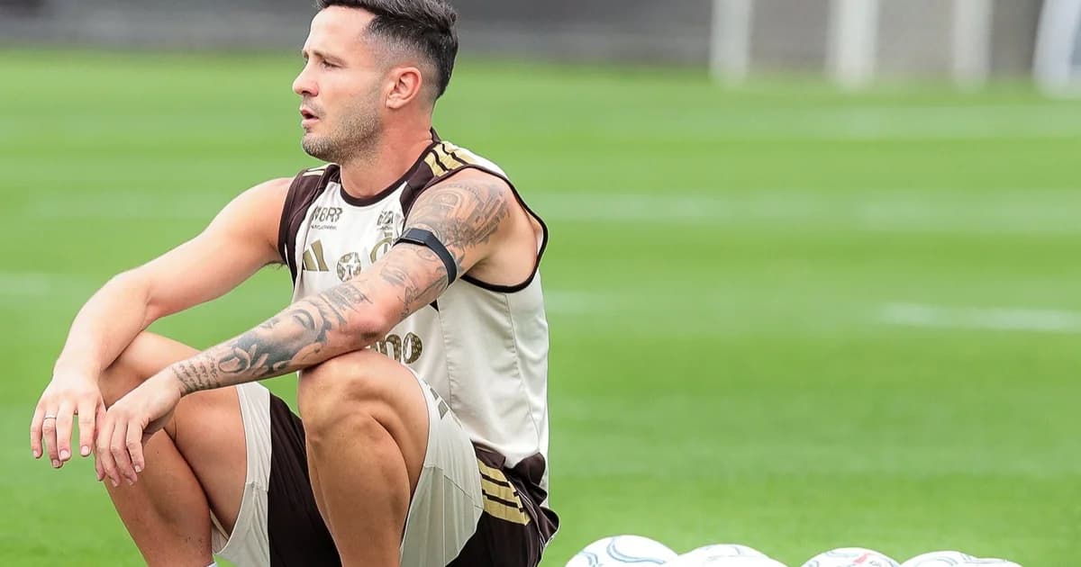 Meio-campista do Flamengo insatisfeito no banco, expressão frustrada, técnico em silhueta e diretor observando; busca saída do clube