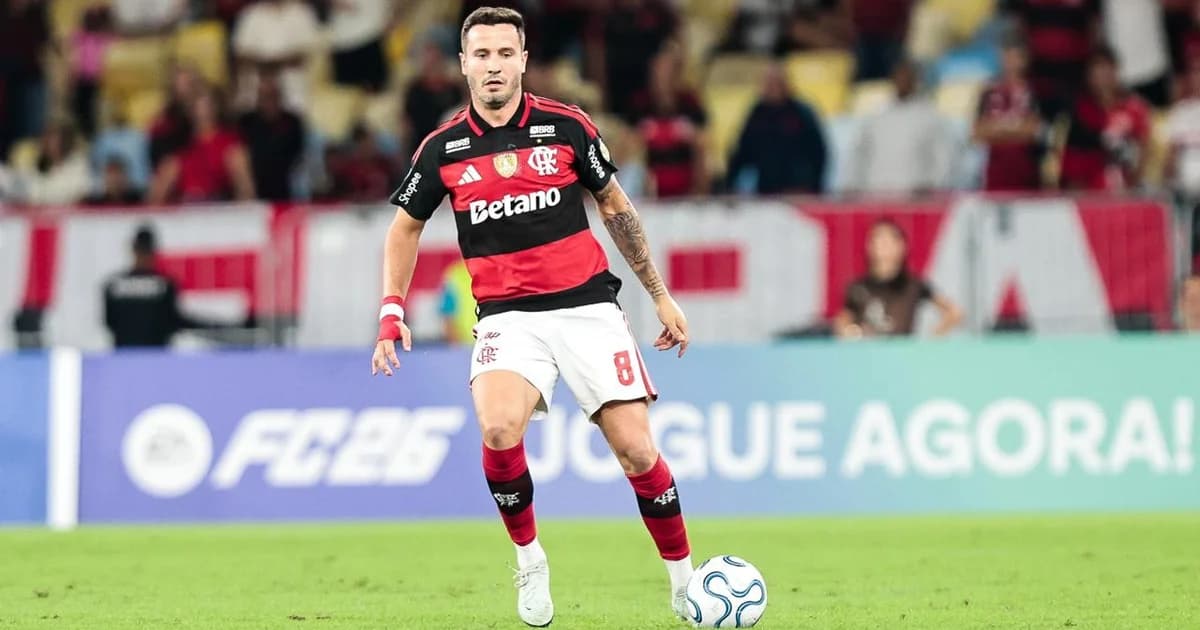 Meia em recuperação no gramado do Maracanã, tornozelo enfaixado e fisioterapeuta, preparação para o Campeonato Brasileiro
