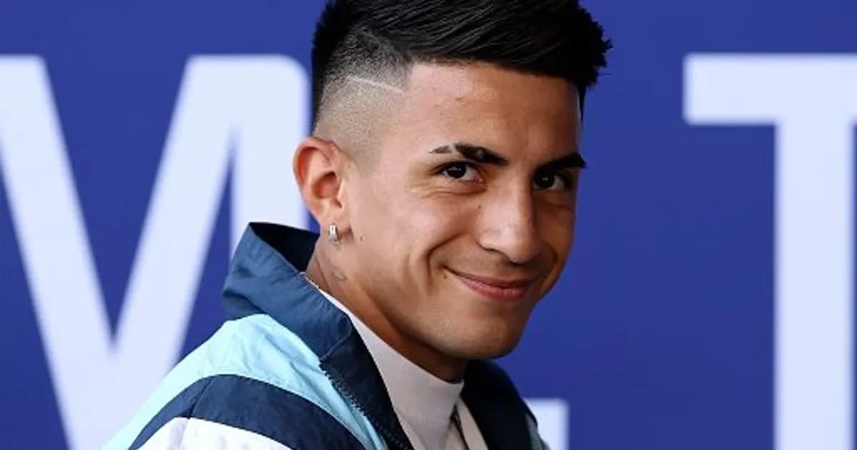 Ilustração editorial: meia (Thiago Almada) entrando no estádio do River Plate com contrato, bandeiras vermelhas e brancas em festa