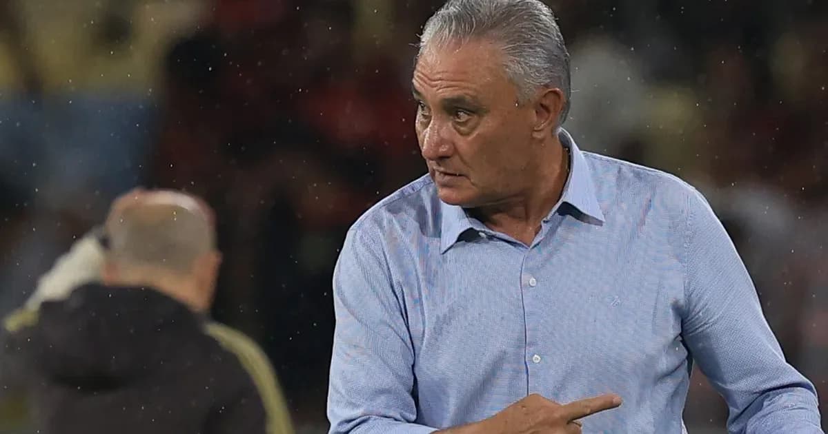 Técnico angustiado à beira do campo no Campeonato Brasileiro, placar 0-2 ao fundo e torcida tensa no estádio