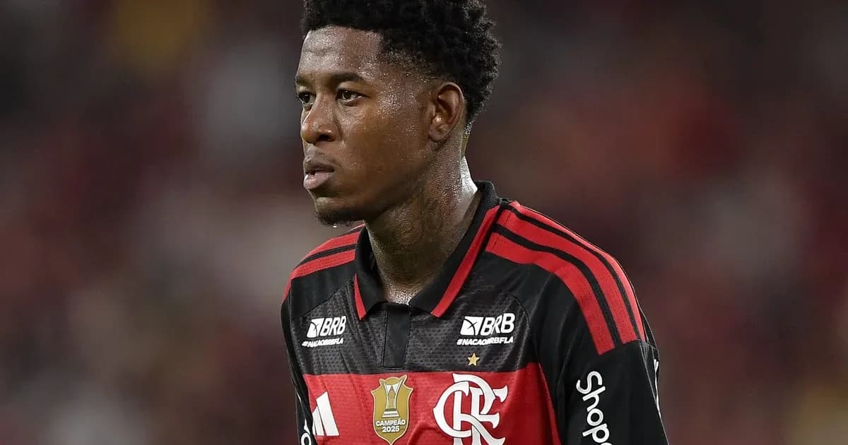 Zagueiro sob pressão no Beira-Rio ao anoitecer, torcida lotada, refletores, dinâmica de jogo e sombra simbólica do peso financeiro.