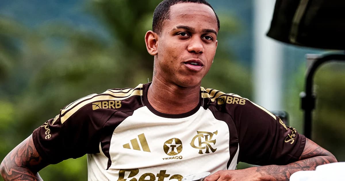 Ilustração editorial: jovem atacante marca em treino em campo reduzido, técnico português observa e torcida rubro-negra vibra