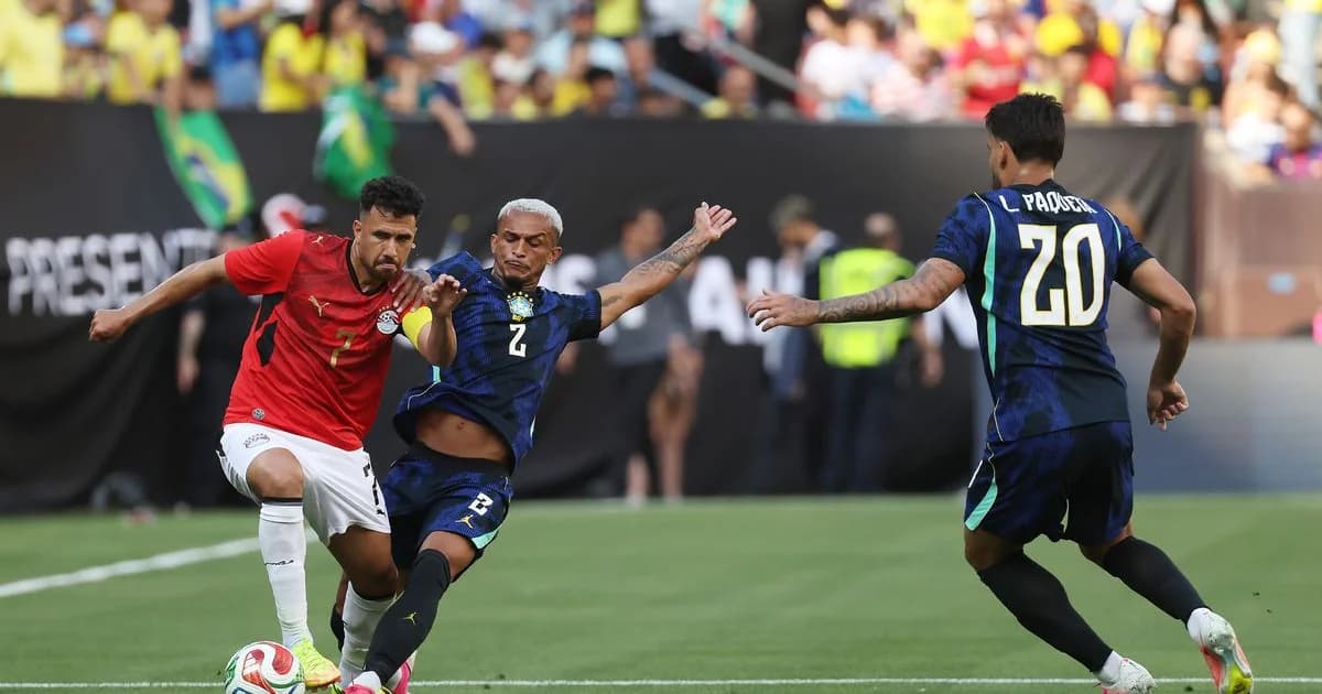 Lateral-direito lesionado sendo amparado; comissão técnica e torcida da Seleção Brasileira apreensivas em amistoso pré-Copa.