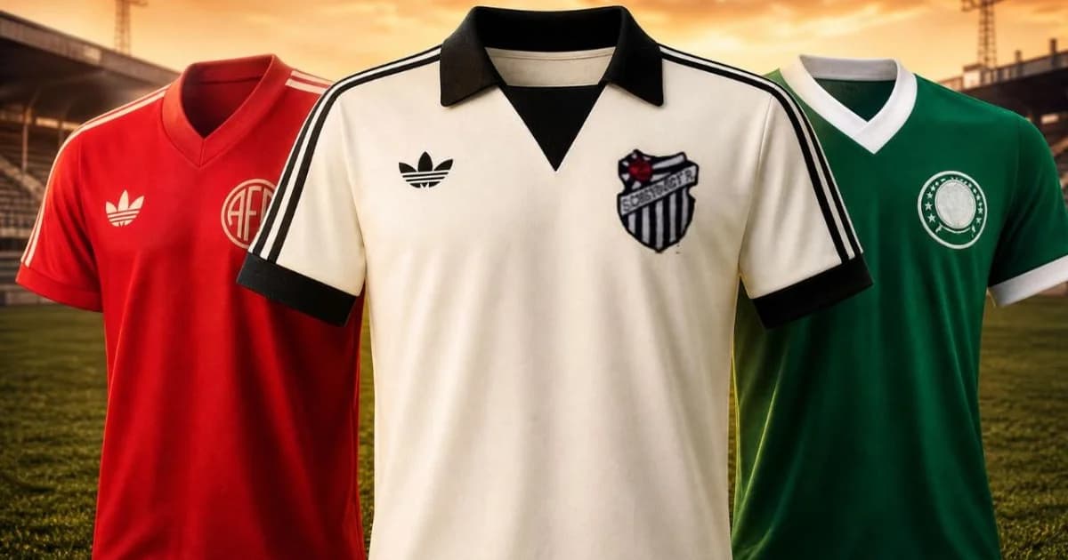 Ilustração editorial dividida: estádio com camisa retrô verde-branca e jogadores amarrando chuteiras listradas, referência 1977 e história do primeiro clube a vestir Adidas.