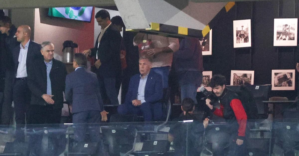 Ilustração editorial: Ancelotti observando Athletico x Flamengo na Arena da Baixada, torcida em vermelho e preto, clima tenso e observador.