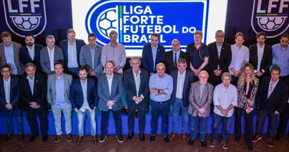 Estádio dividido, bola sobre contratos e etiquetas de preço, simbolizando crise na unificação do Campeonato Brasileiro e venda de direitos pelos clubes