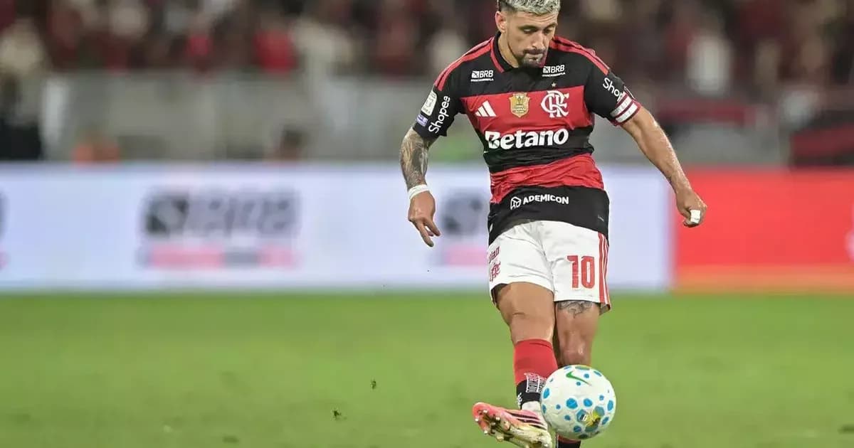 Ilustração editorial do gramado do Maracanã em intervenções: equipes, máquinas, faixas de grama nova e arquibancadas ao fundo.