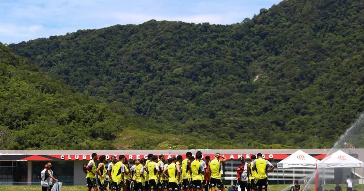 Cowboys treinam no gramado do Ninho do Urubu, com o Maracanã ao fundo e luz natural em clima de preparação