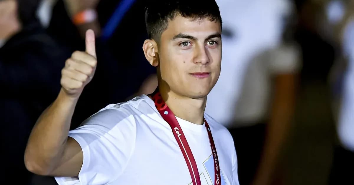 Atacante se afasta de estádio sul-americano, contrato no chão e torcida em vermelho e preto — transferência descartada (Flamengo)