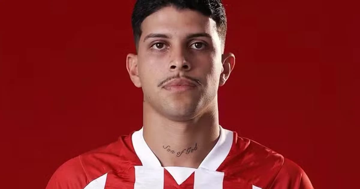 Meio-campista recém-contratado pelo Náutico em ação no estádio pernambucano, torcida e pôr do sol