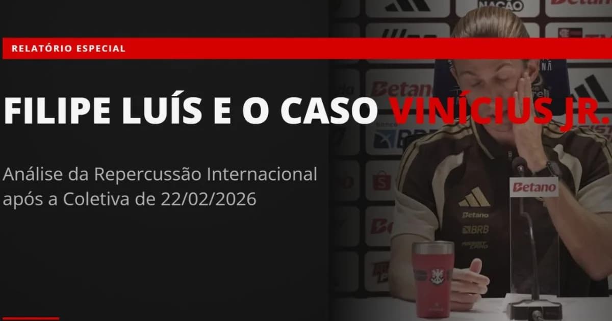 Treinador apoia jogador negro no estádio contra o racismo, com torcida e imprensa ao fundo.