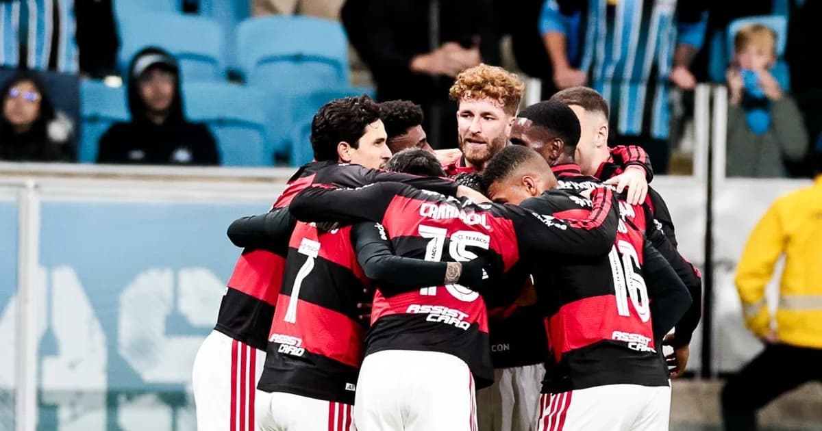 Ilustração editorial: estádio com jogadores genéricos em vermelho/preto e verde/branco disputando bola aérea, torcida vibrante; Flamengo a quatro pontos.