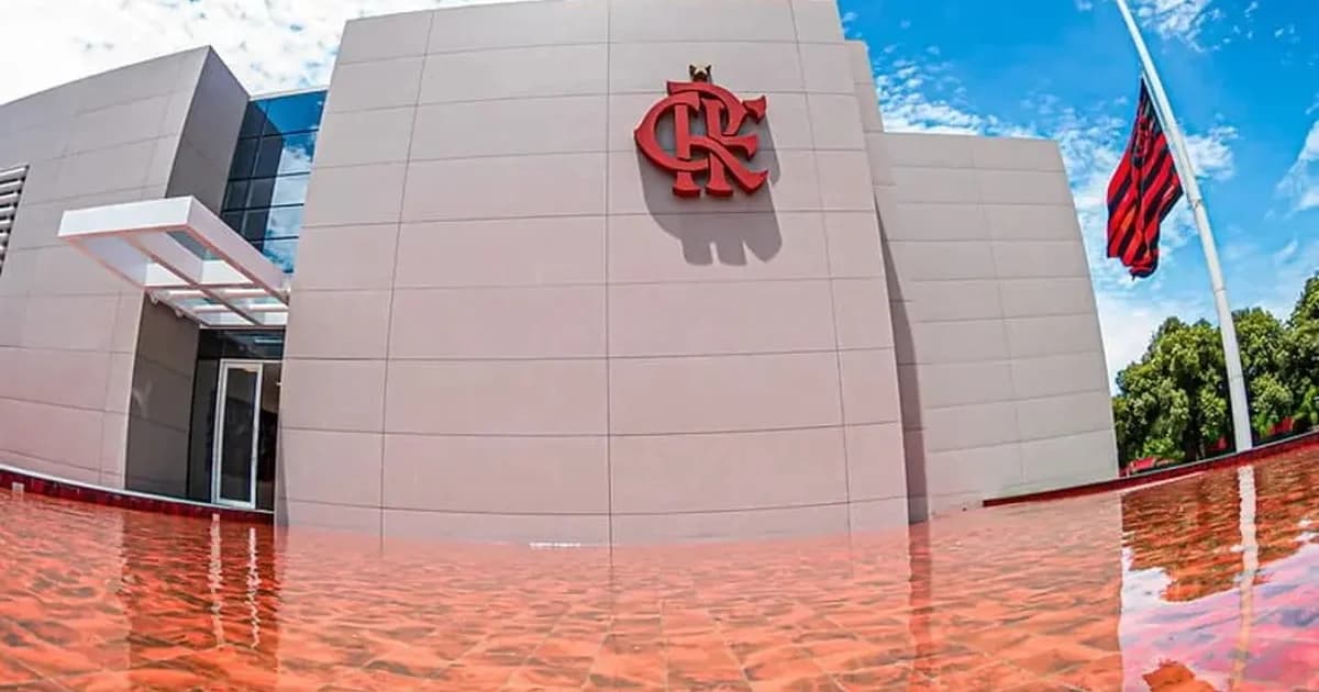Ilustração editorial: estádio com torcida em vermelho e preto, bilhetes rasgados e balança da justiça — Flamengo absolvido, multa rejeitada.