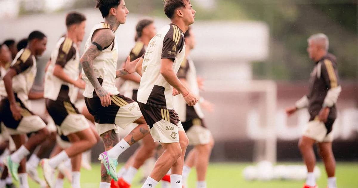 Treino do elenco do Flamengo na reta final: jogadores sem logos em exercícios de recuperação e treino tático, técnico com prancheta.