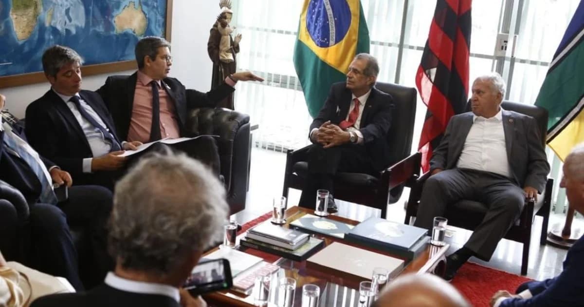 Ilustração editorial: torcida em vermelho e preto no estádio e o Congresso em Brasília, delegação com dossiê 'PEC' sobre imunidade tributária