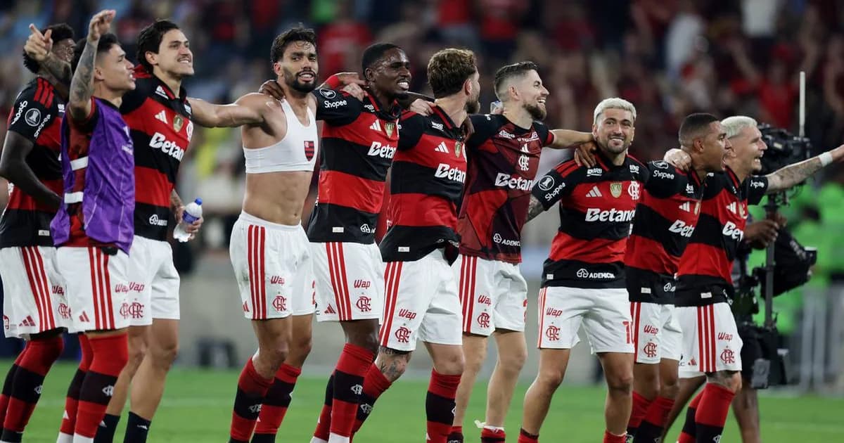 Torcida em festa no estádio, jogador em silhueta e confete celebrando a classificação do Flamengo às quartas da Libertadores.