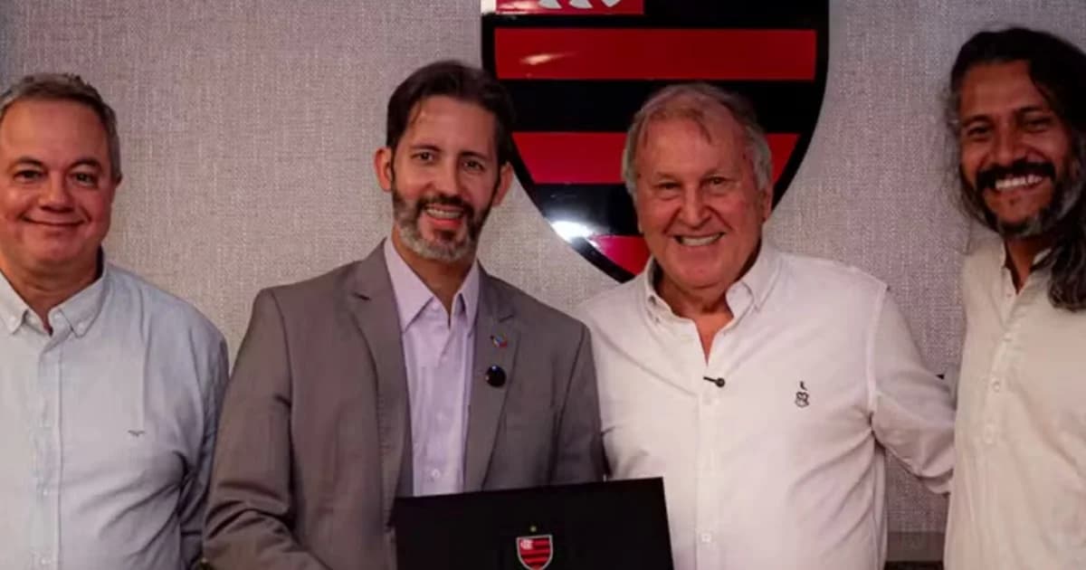 Torcida rubro-negra com faixas vermelhas e negras entrega documento a representantes, simbolizando pedido de reconhecimento como patrimônio cultural.