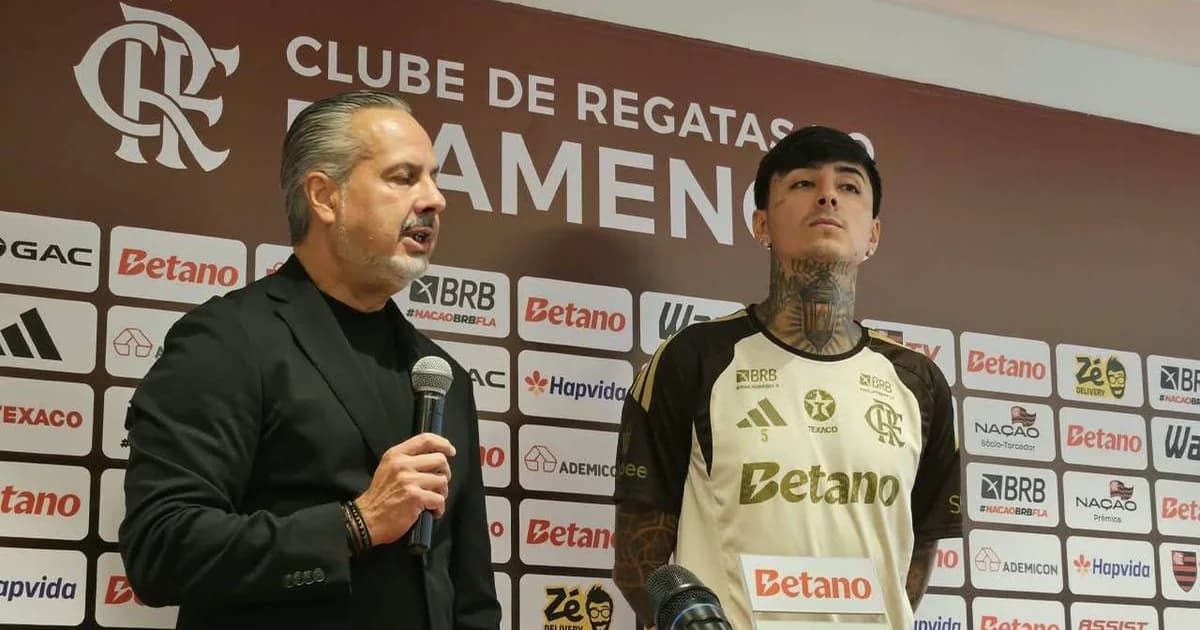Volante chileno de 32 anos em estádio com bandeiras rubro-negras, contrato renovado até 2029 e imprensa ao fundo