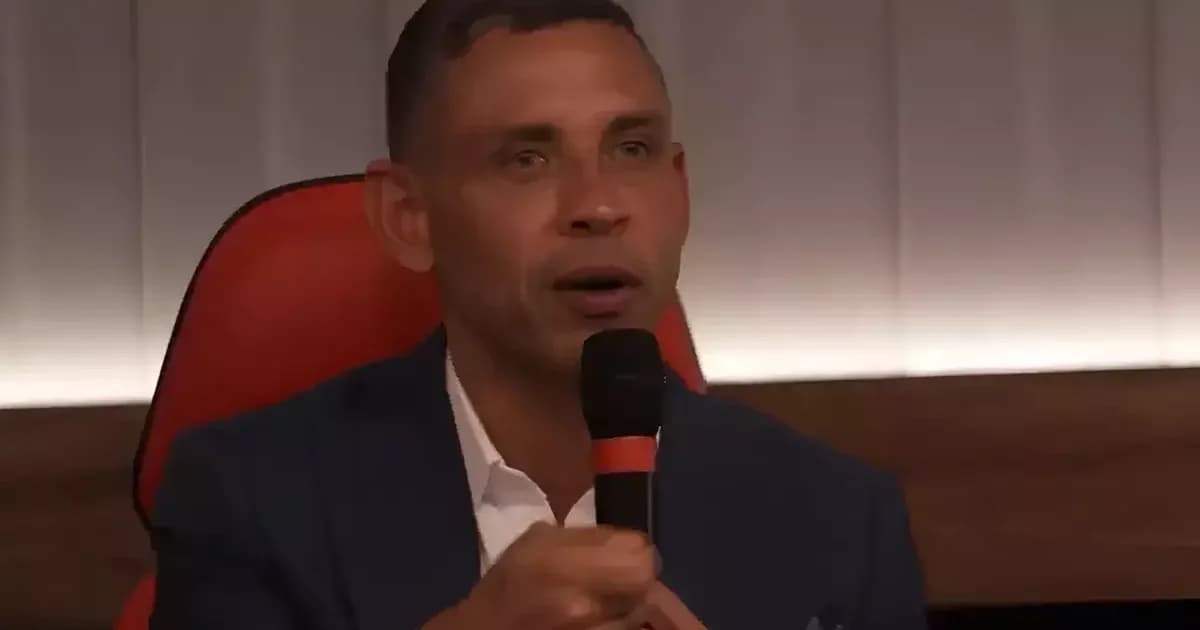 Estádio dividido, torcedores em vermelho e preto; silhuetas de jogadores desaparecendo, simbolizando redução de estrangeiros aprovada pela CBF que o Flamengo criticou.
