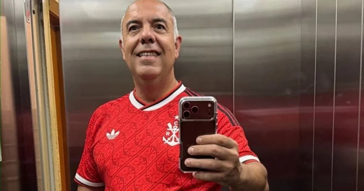 Ilustração de estádio com urna no gramado, cadeiras VIP vazias, torcedores em silhueta e placar mostrando 0,21% e 0,42% nas eleições do Flamengo