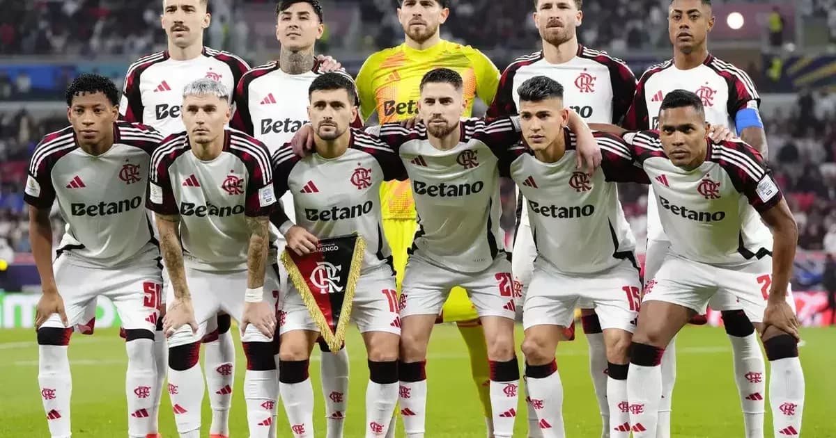 Estádio à noite: jogadores do Flamengo (sem rostos) celebram indicação à Bola de Ouro com confetes vermelhos, pretos e dourados.