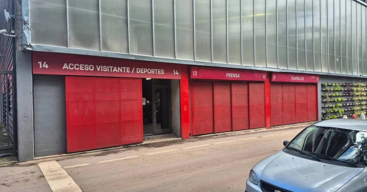 Torcida do Flamengo esgotou ingressos; setor visitante ampliado no Estádio Uno com bandeiras rubro-negras e arquibancada lotada.