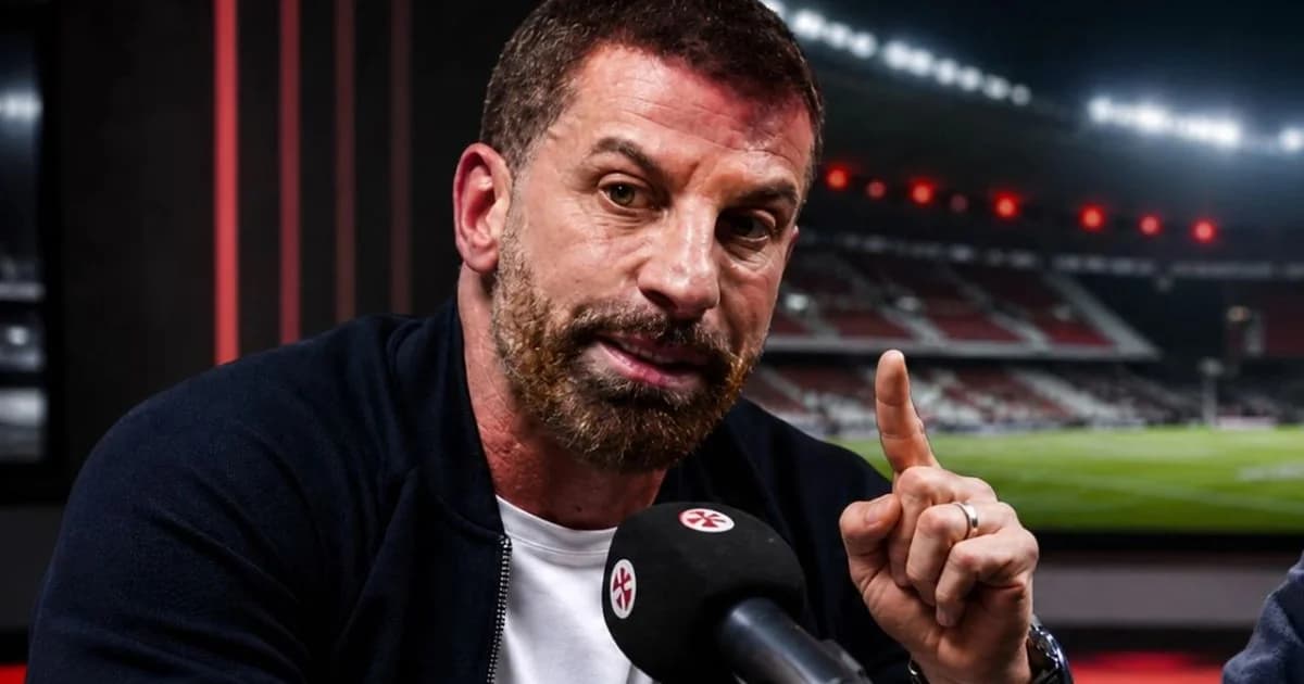 Ilustração editorial: estádio vazio, contrato rasgado e placar com R$8.820.730,46 vs R$2.450.000,00, clima de investigação financeira no futebol.