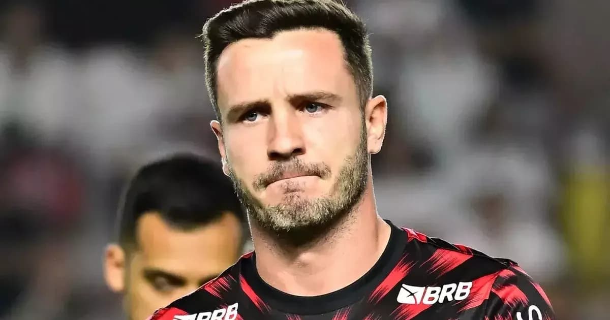 Estádio com jogador do Flamengo sem rosto comemorando vitória 2x1; torcida vibrante, clima de liderança e questionamento sobre Saúl.