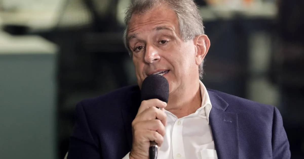 Estádio do Flamengo lotado, presidente em telefone sem rosto visível, torcida em vermelho e preto, debate sobre apostas e revogação da MP