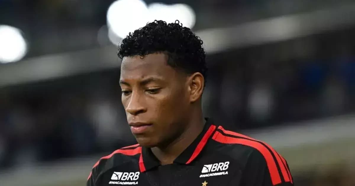 Silhueta de atacante equatoriano voltando ao Flamengo, caminhando em direção ao estádio rubro-negro, com jornalistas e contratos ao vento.