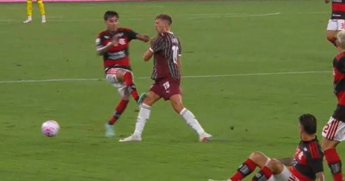 Ilustração editorial de entrada dura na área, árbitro gesticula e jogadores reagem em estádio lotado, polêmica sobre expulsão