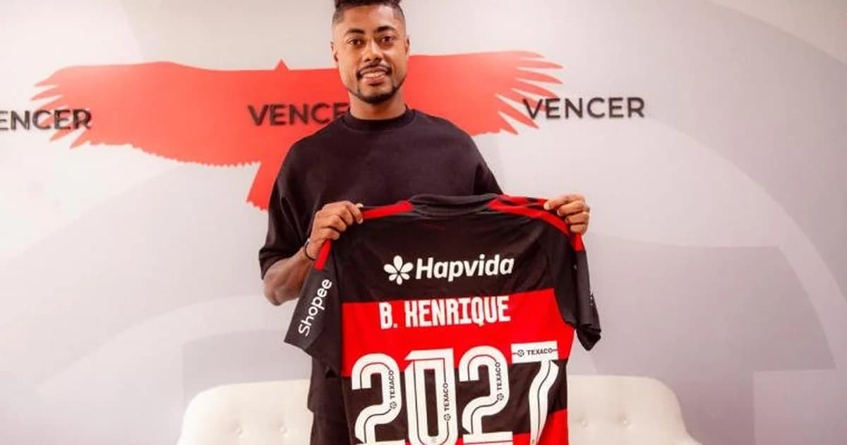Bruno Henrique assina renovação de contrato com o Flamengo no centro de treinamento; dirigentes e torcida celebram.