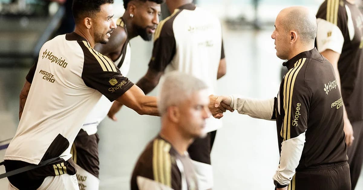 Técnico em silhueta diante de torcida rubro-negra no estádio, com placa “3” que simboliza três rodadas decisivas.