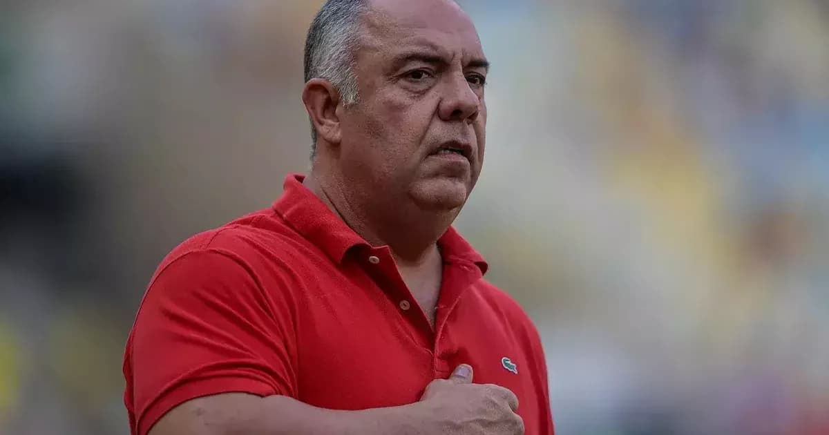 Ilustração editorial: atacante em silhueta retornando ao estádio, contrato de empréstimo de 1 ano visível, torcida em vermelho e preto.