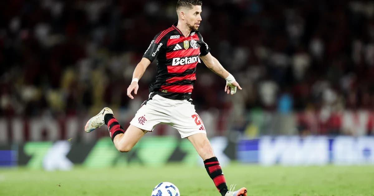 Jogador de futebol entrega comunicado no café do hotel, com imprensa e estádio ao fundo, simbolizando esclarecimento de mal-entendido