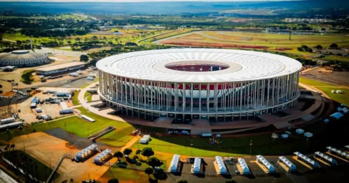 Ilustração editorial do Estádio de Brasília ao anoitecer, torcida em silhuetas, taça dourada no ar, final da Libertadores em foco