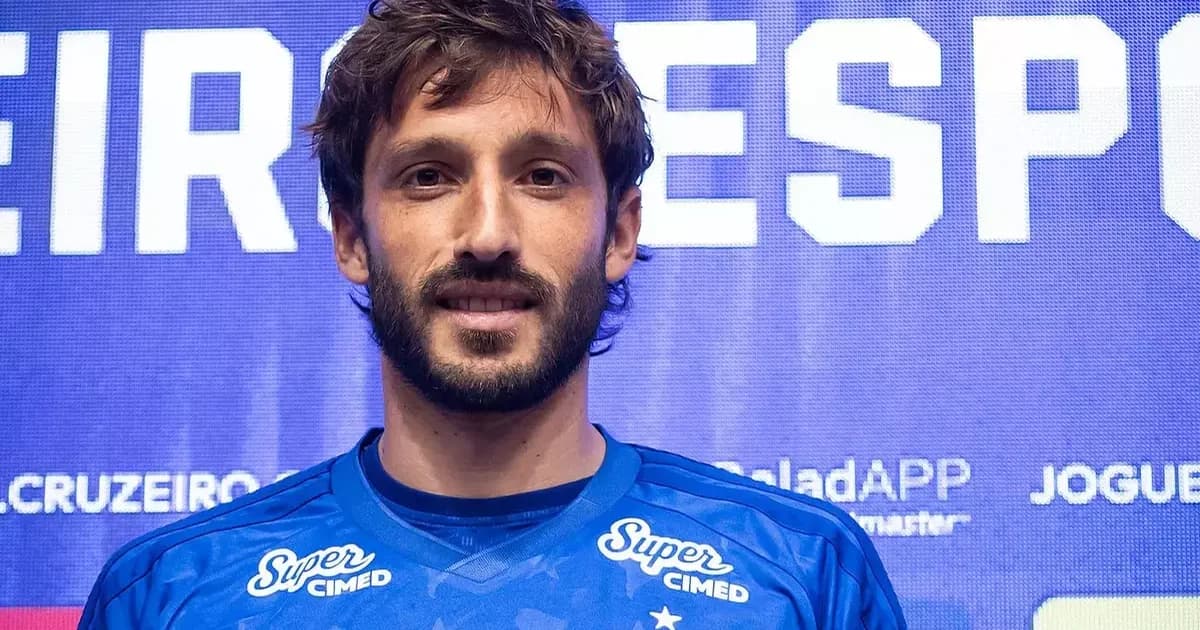 Ilustração editorial: jogador emprestado ao Cruzeiro chega ao estádio com camisa azul sem logos, clima tenso e expectativa