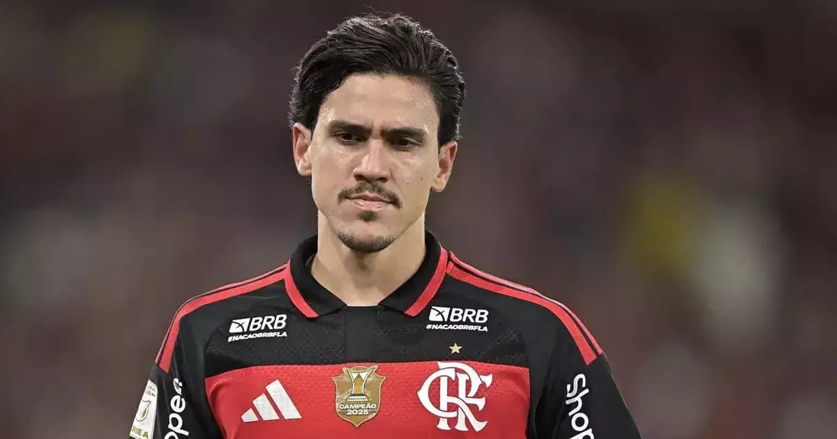 Atacante solitário no campo com contrato sobre o banco, estádio em tons vermelho e preto; tensão pela renovação do Flamengo.