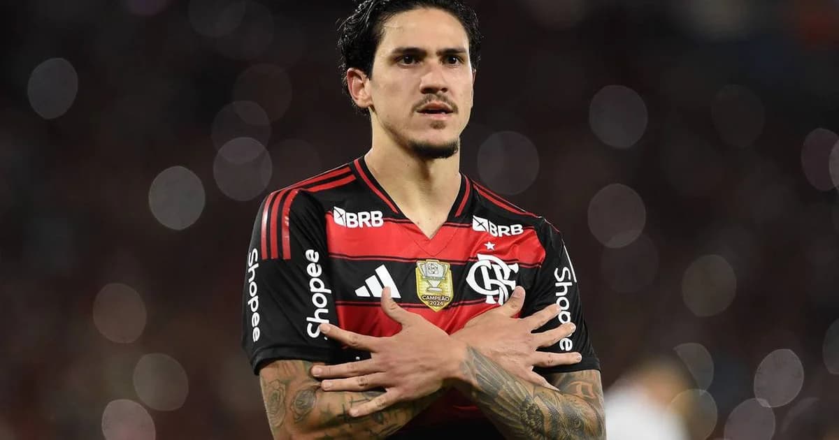Centroavante de costas no gramado, torcida rubro-negra ao fundo e símbolos de renovação contratual e valorização salarial.