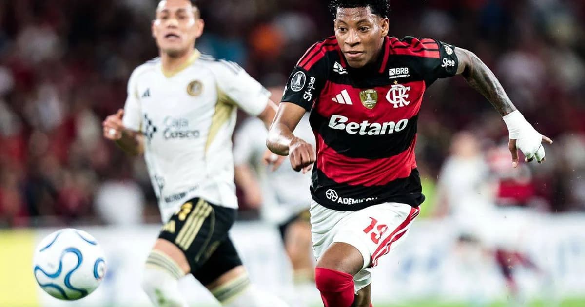 Plata reintegrado ao Flamengo em treino no estádio, comissão técnica avaliando condição física para possível retorno.